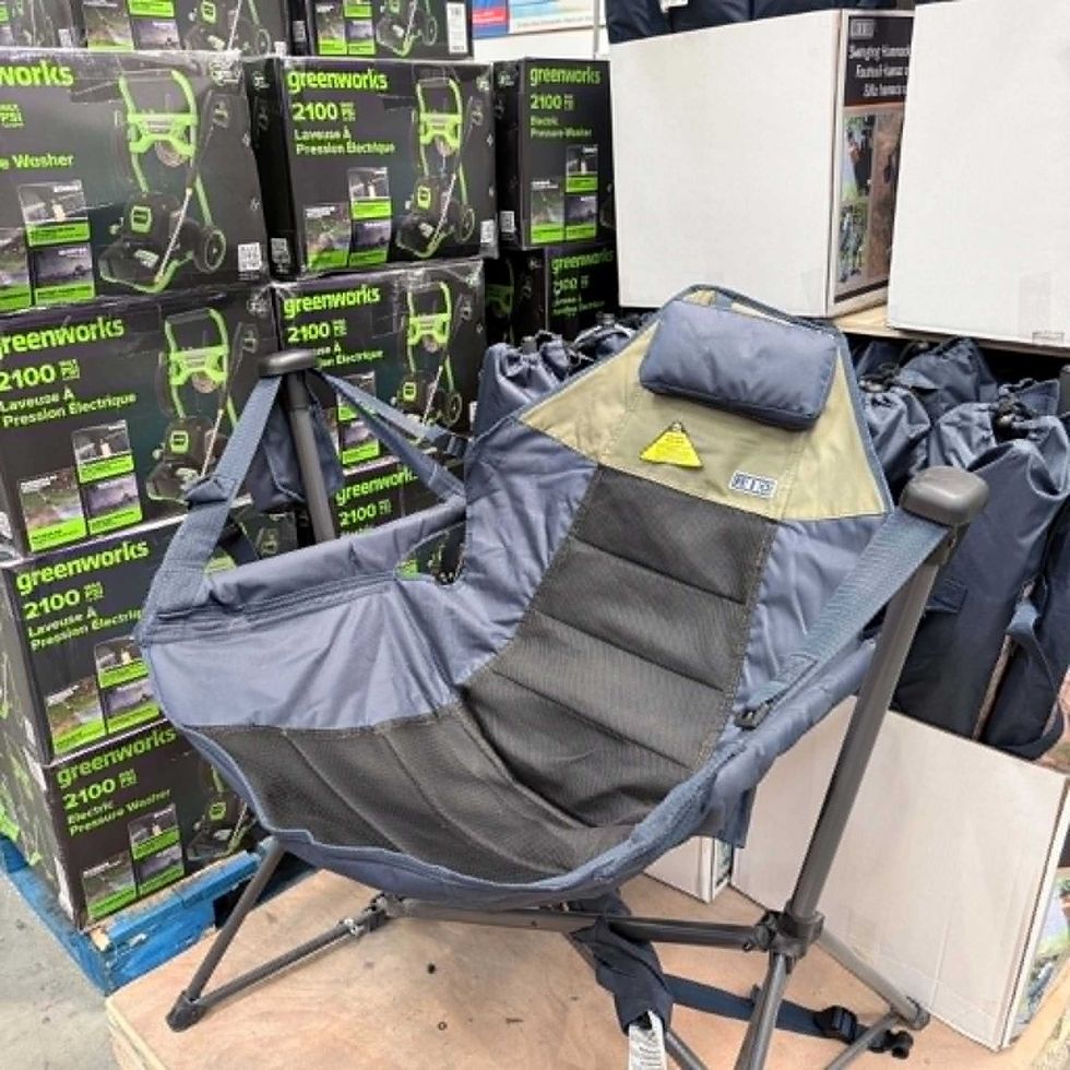 Fauteuil-hamac avec repose-pieds en vente au Costco pour 54,99 $.