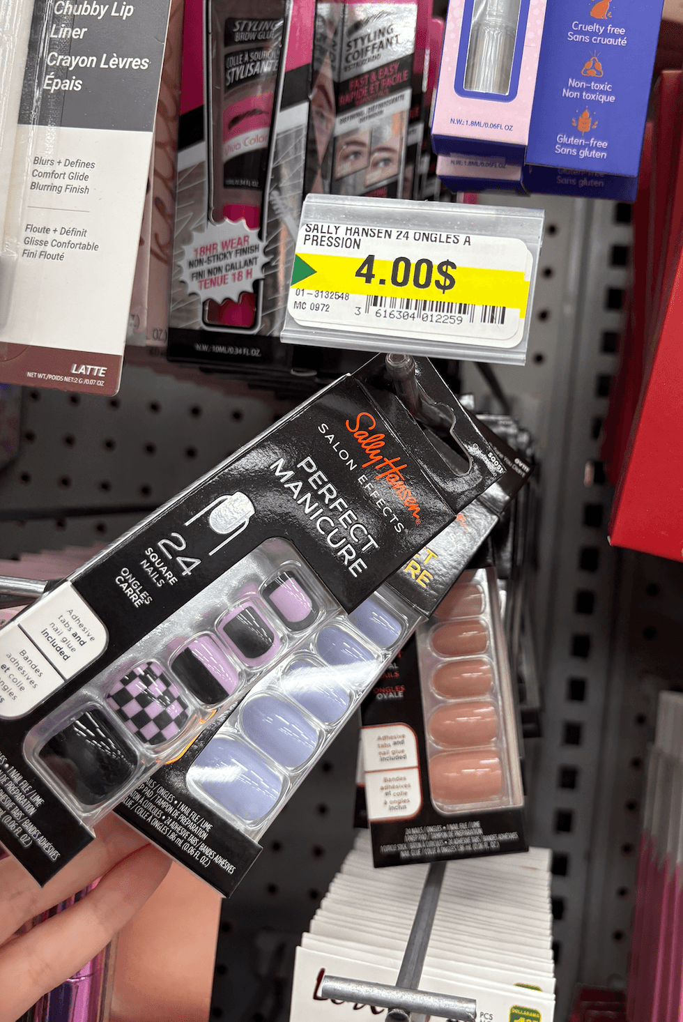 Faux ongles \u00ab press on\u00bb Sally Hansen sur les \u00e9tag\u00e8res du Dollarama.