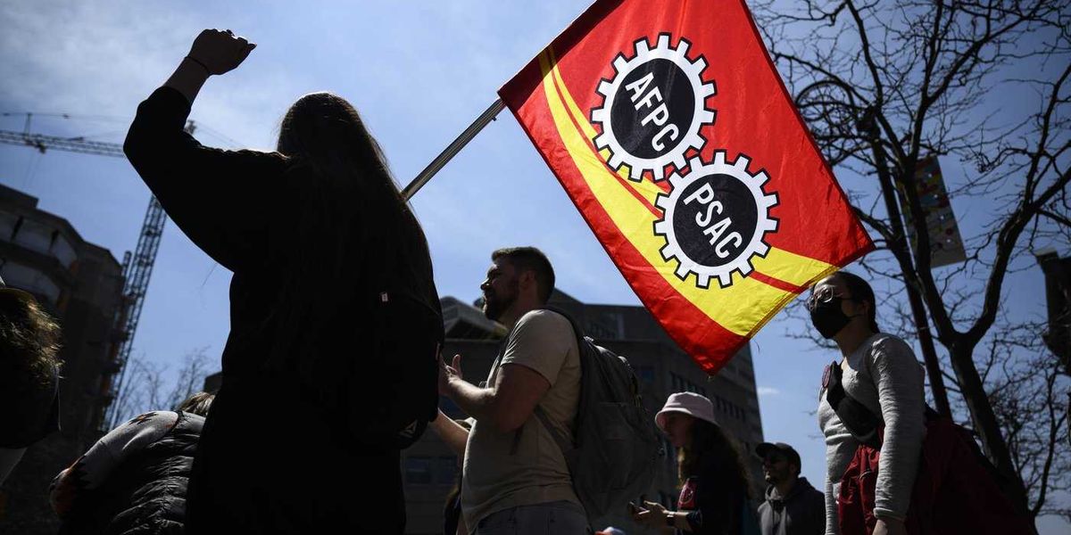 Federal union says wage offers are ‘insulting’ Federal union says wage offers are ‘insulting’