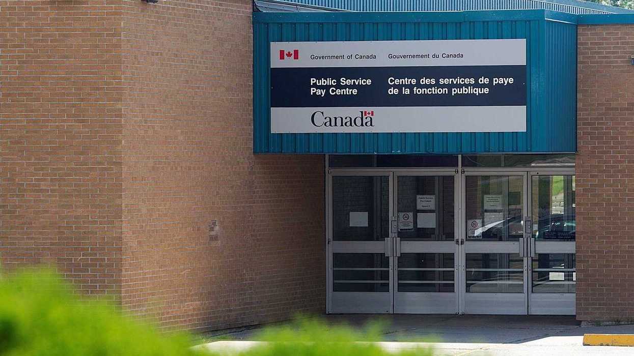 Feds extending contracts of 750 pay centre workers