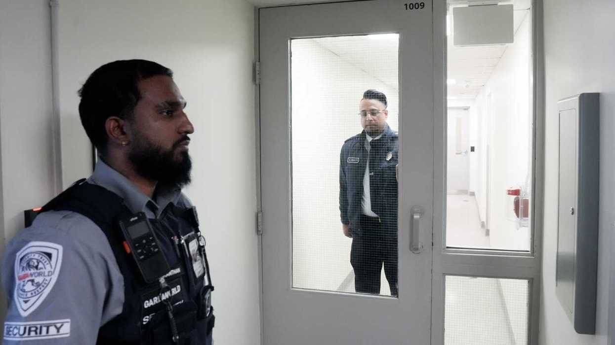 Feds fund outside guards for immigration centres
