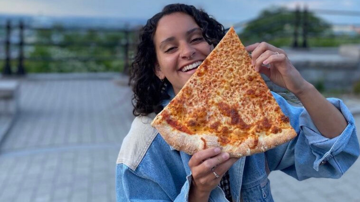 Femme avec pizza.