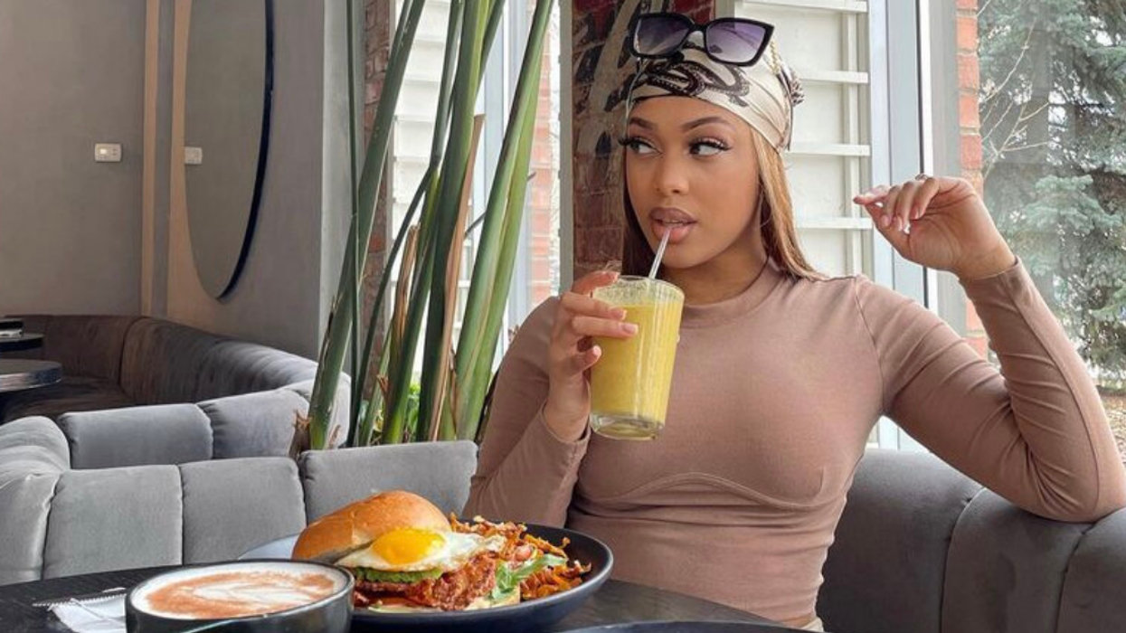 Femme avec un brunch au Barley.