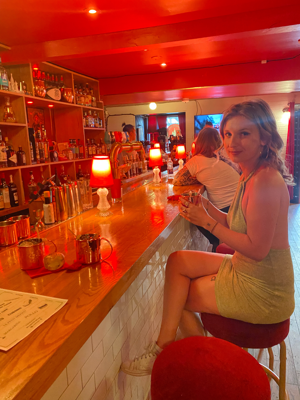 Femme dans un bar.