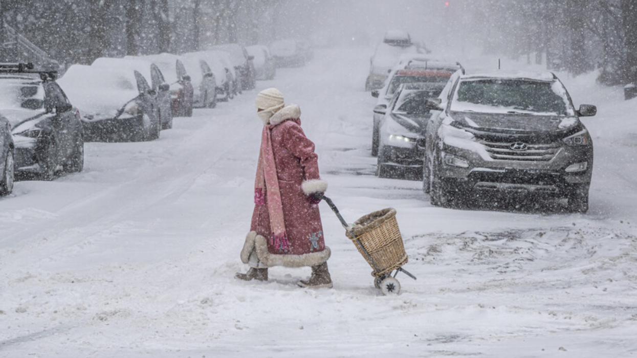 Femme dans une tempête de neige.
