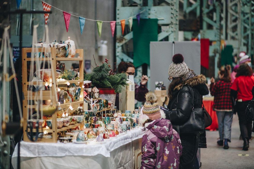 Femme devant un kiosque au March\u00e9 des F\u00eates au Locoshop Angus.