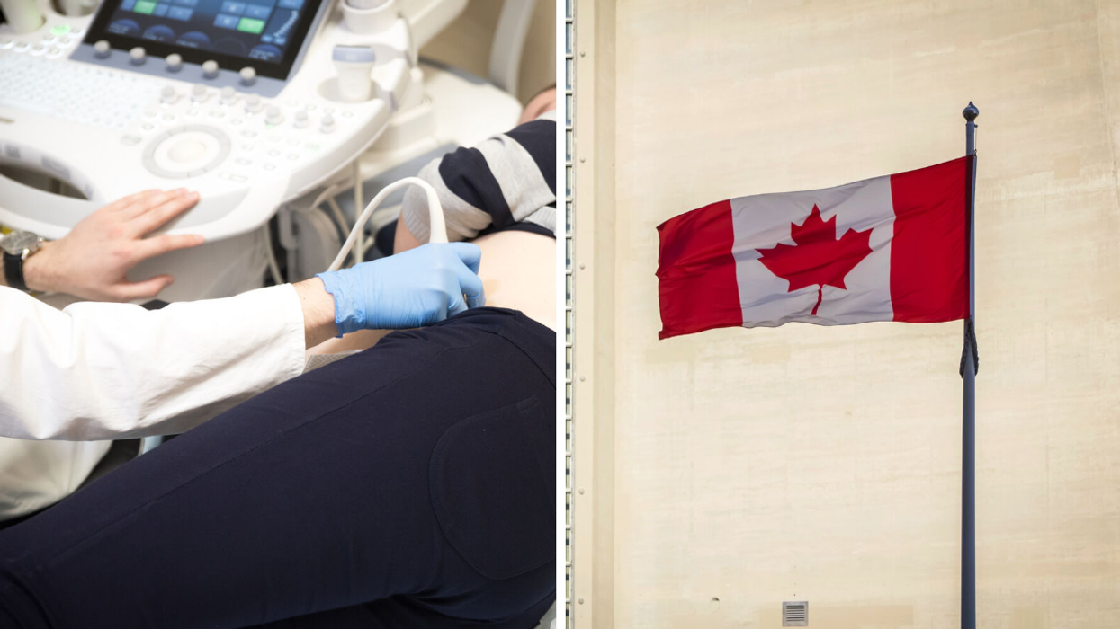 Femme enceinte avec médecin. Droite : Drapeau du Canada.