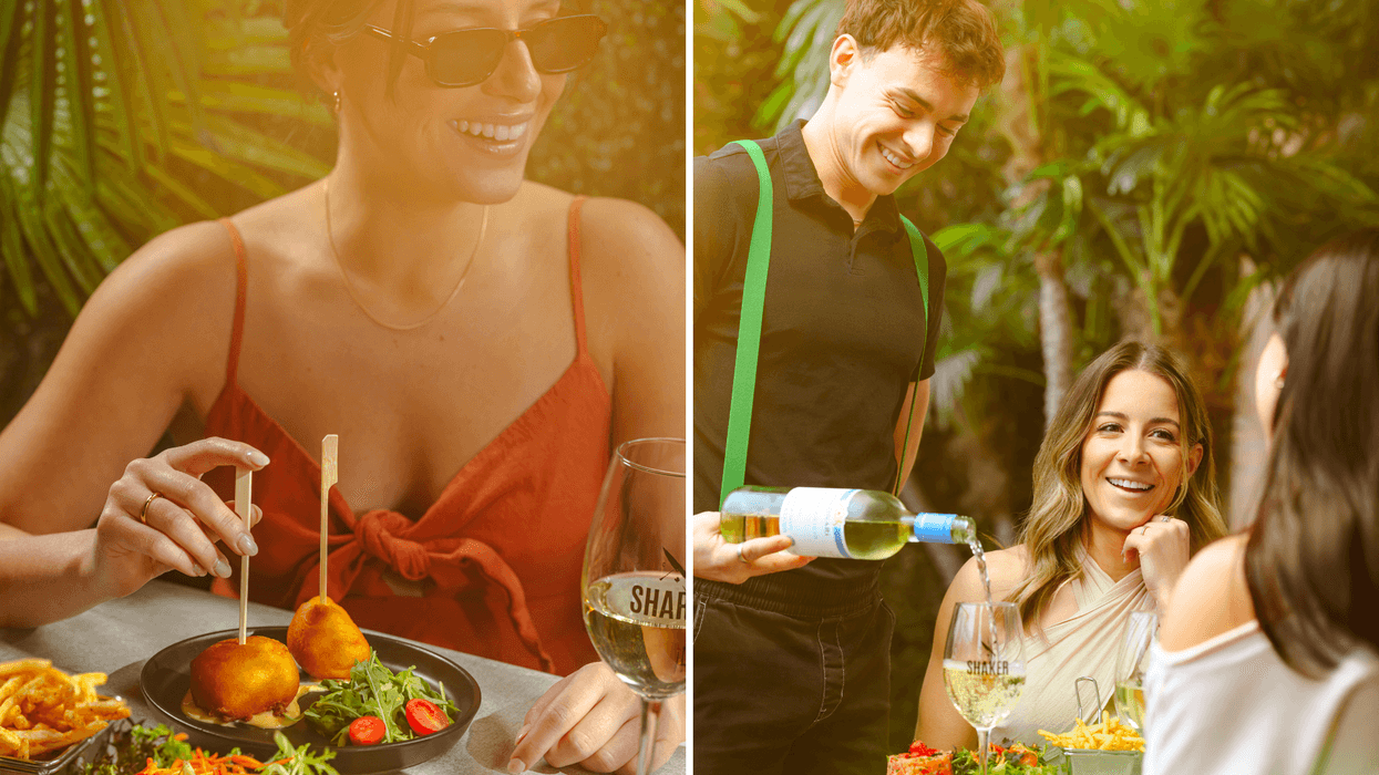 Femme mangeant en terrasse au restaurant SHAKER. Droite: Serveur versant du vin à des clientes chez SHAKER.