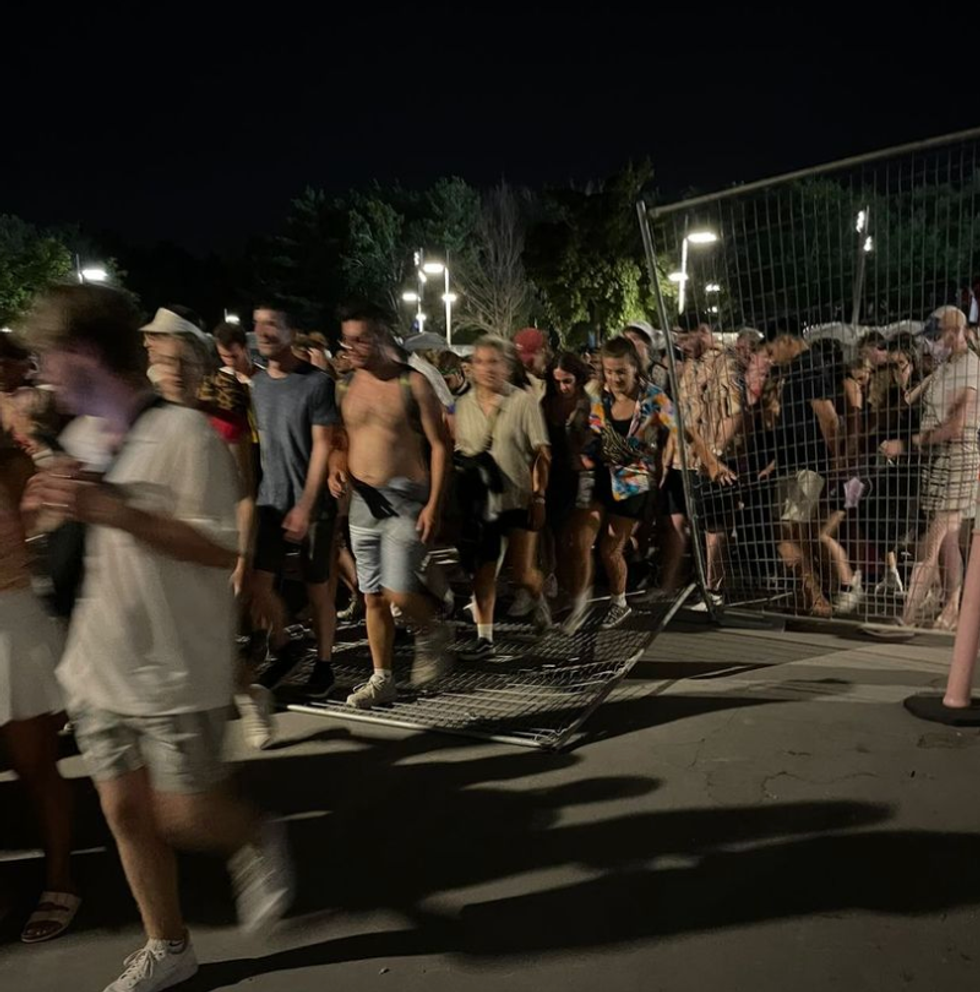 Festivalier.\u00e8res \u00e0 la sortie d'Osheaga.