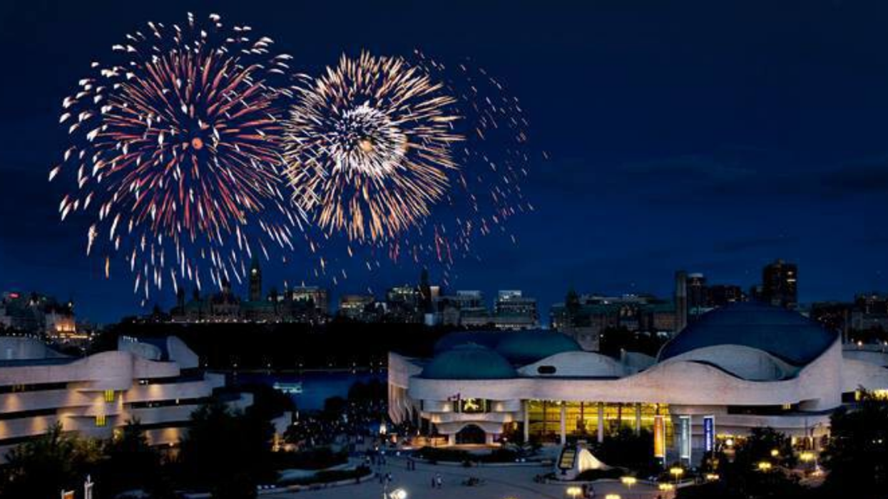 Feux d'artifice au-dessus du Musée canadien de l'histoire.