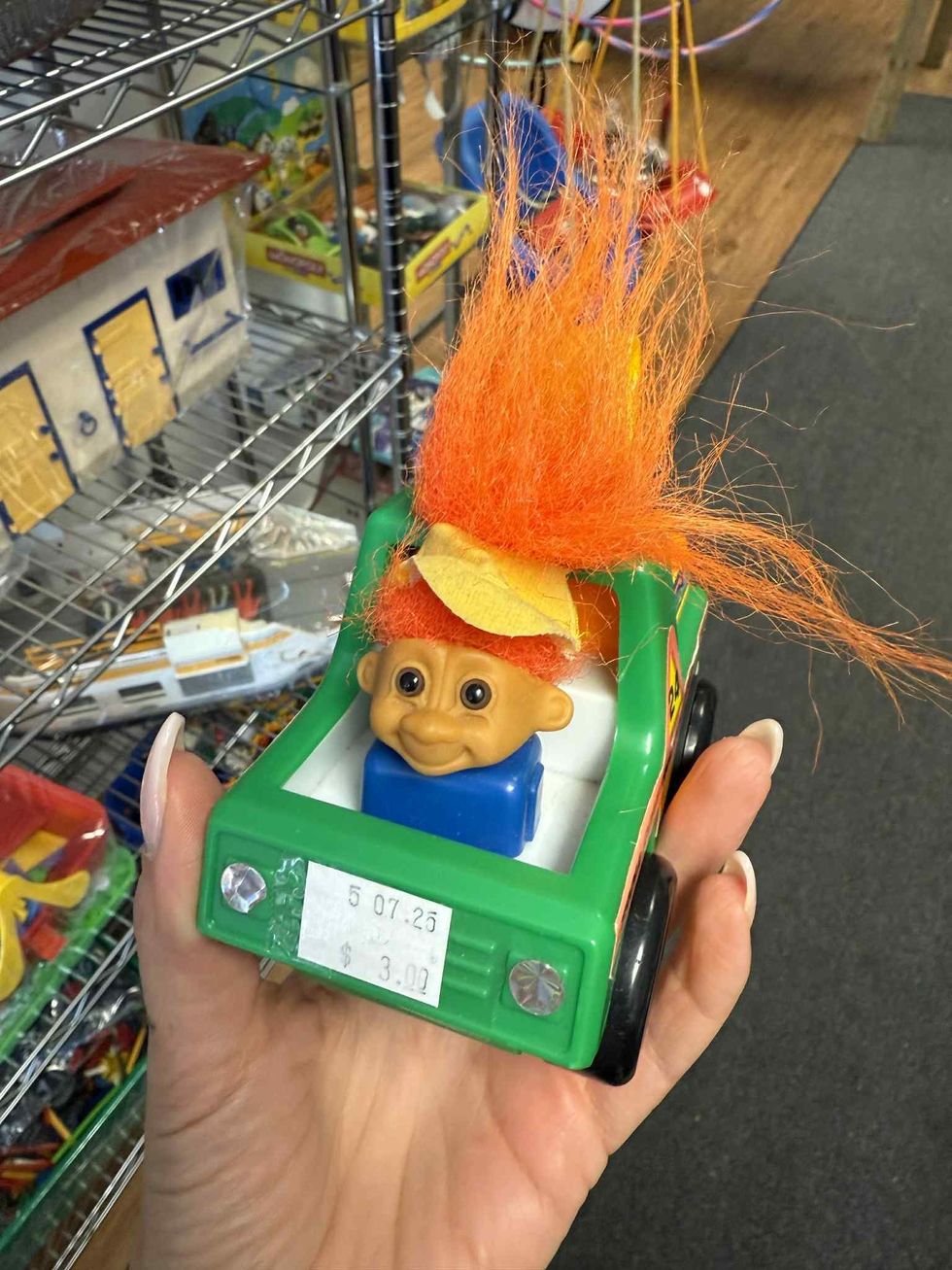 Figurine vintage Troll-on-the-Go en vente \u00e0 la boutique \u00e9ph\u00e9m\u00e8re D\u00e9panne TOUT. 