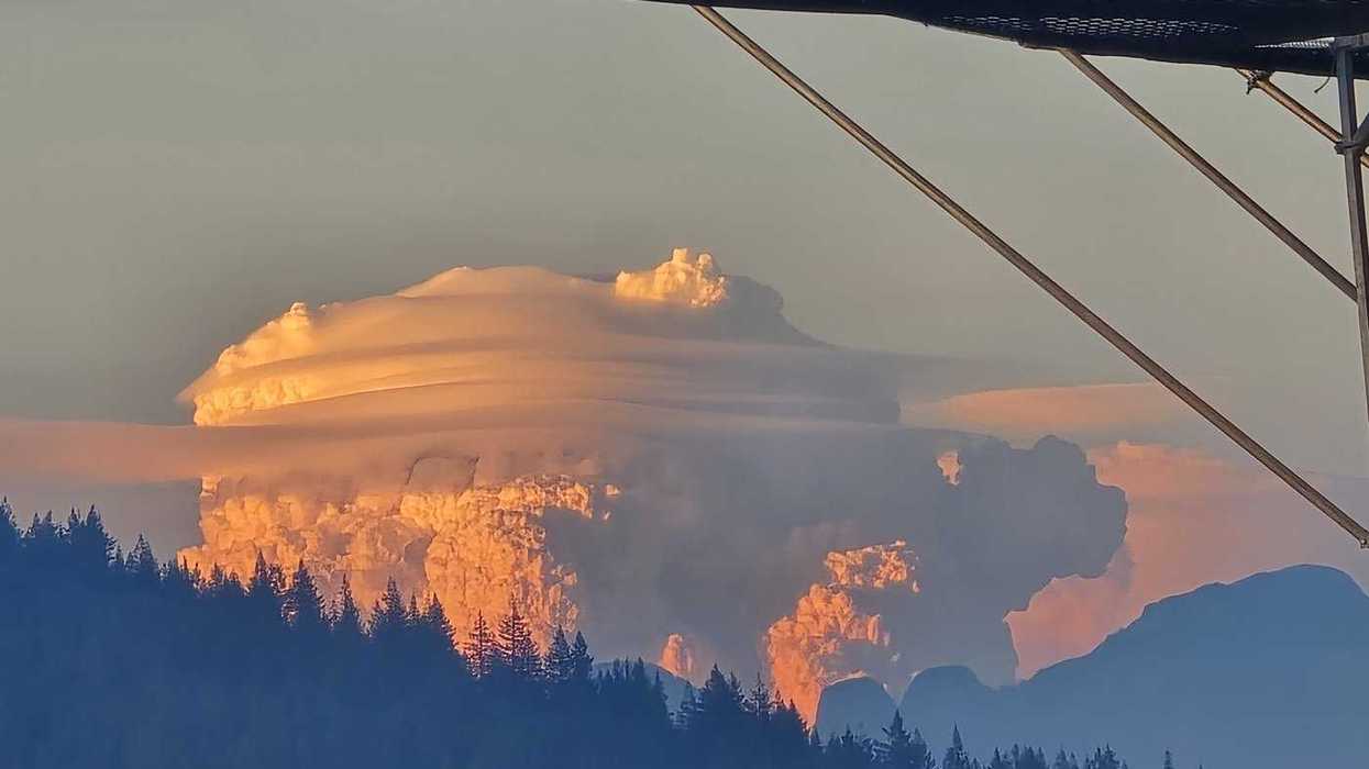 Fire clouds from Boston Bar, B.C., draw awe