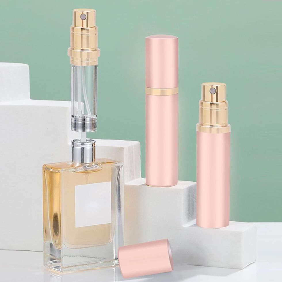 Flacon de parfum de voyage rechargeable rose.