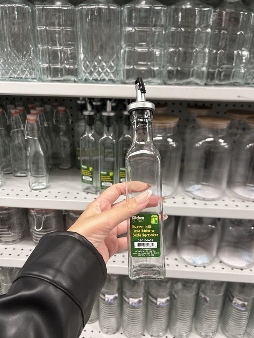 Flacon distributeur en verre.