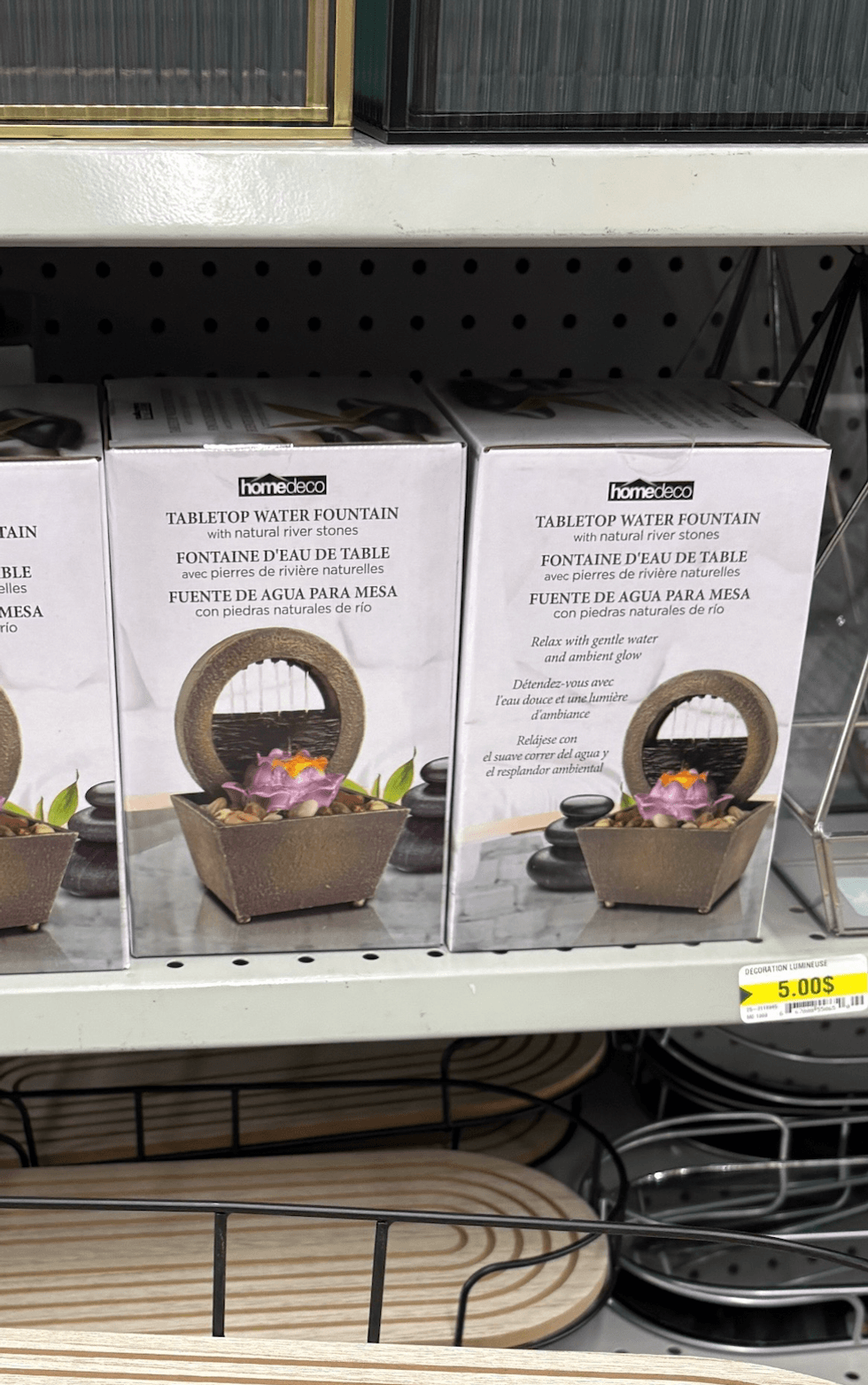 Fontaine d'eau sur les tablettes du Dollarama.