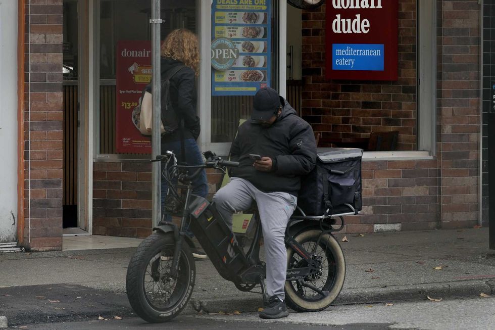 Food delivery workers face growing extreme weather risks: study