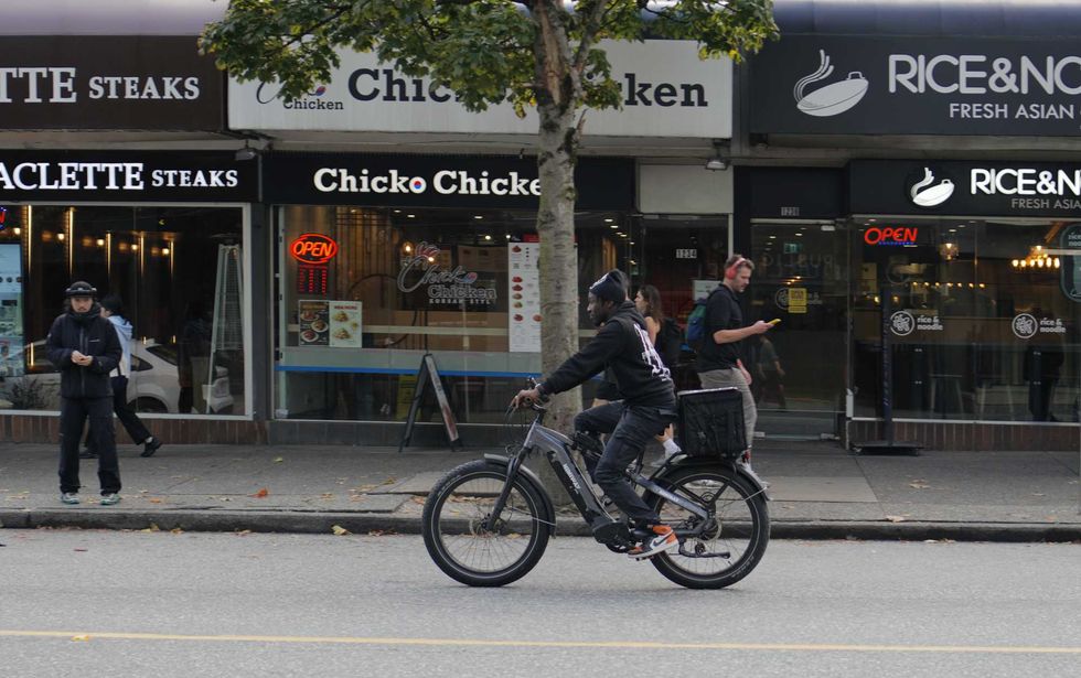 Food delivery workers face growing extreme weather risks: study