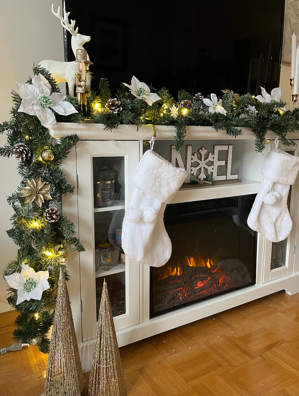 Foyer blanc d\u00e9cor\u00e9 d'une guirlande de No\u00ebl fait avec les items du Dollarama ainsi que les autres d\u00e9corations.