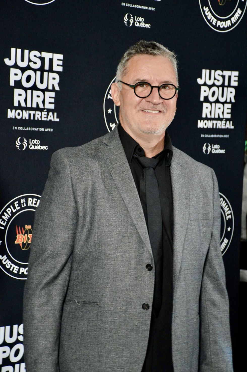 Fran\u00e7ois Papineau sur le tapis rouge du Temple de la renomm\u00e9e Juste pour rire.