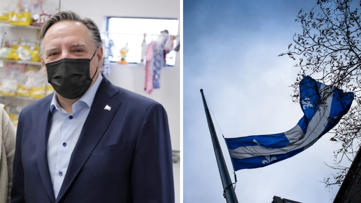 François Legault. Droite : Le drapeau du Québec en berne.