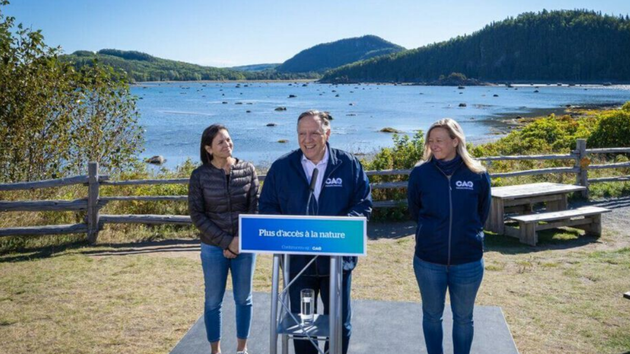 François Legault en conférence de presse au Parc national du Bic.