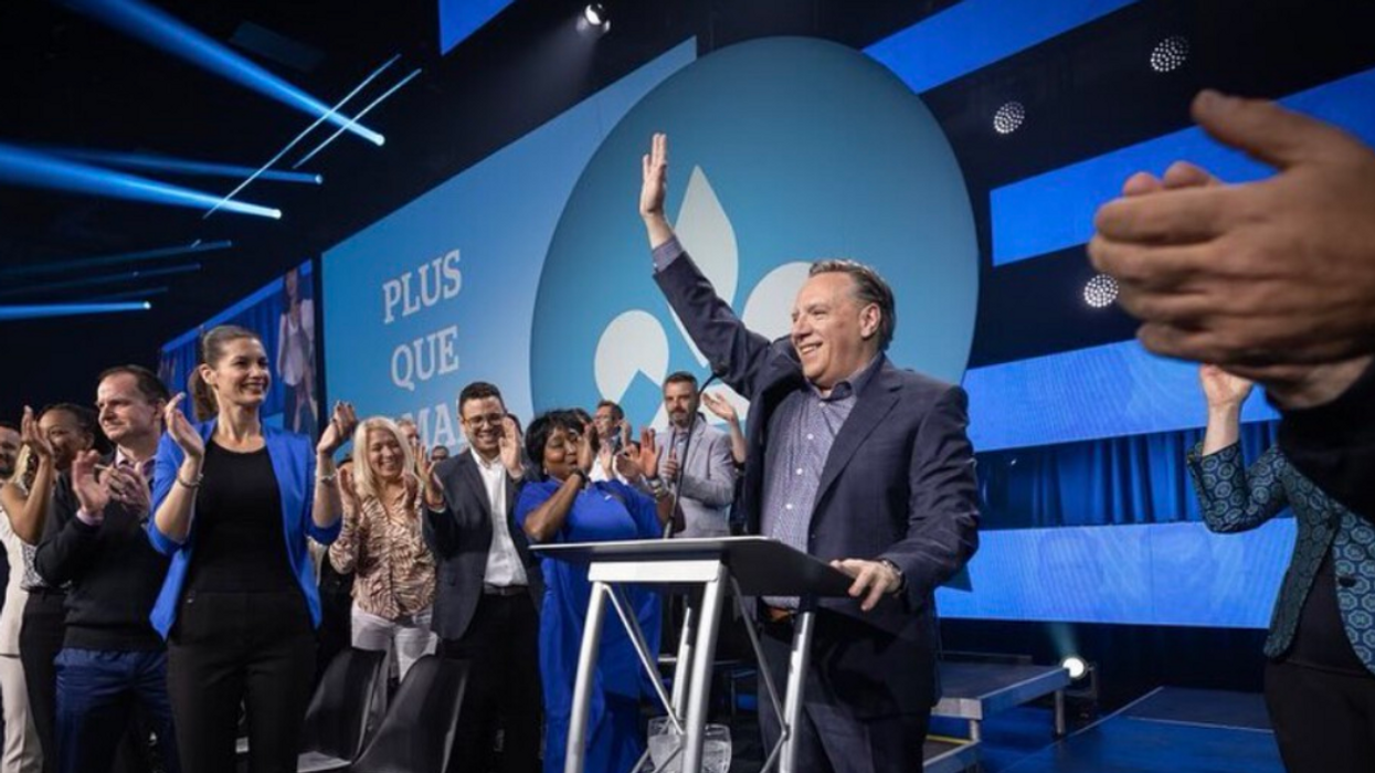 François Legault et une foule qui l'applaudit.