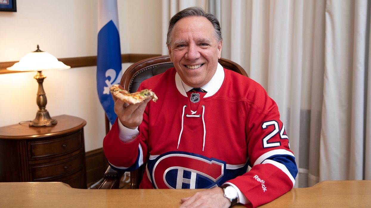 François Legault portant un chandail des Canadiens de Montréal.