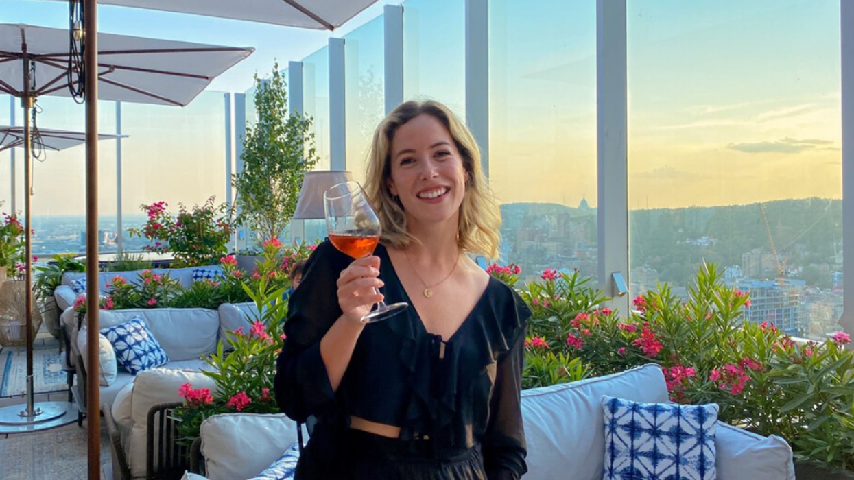 Françoise à la terrasse Rose Orange.