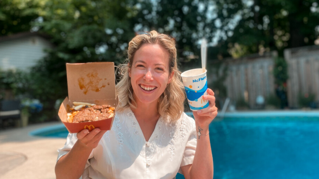 Françoise avec les nouveautés du McDo.
