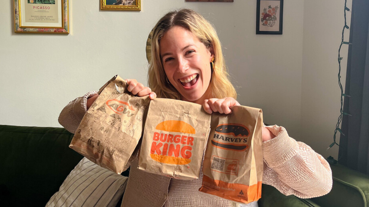 Françoise avec les trois hamburgers végétariens.
