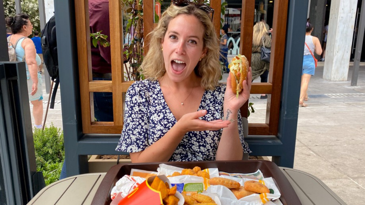 Françoise avec sa commande du McDo.