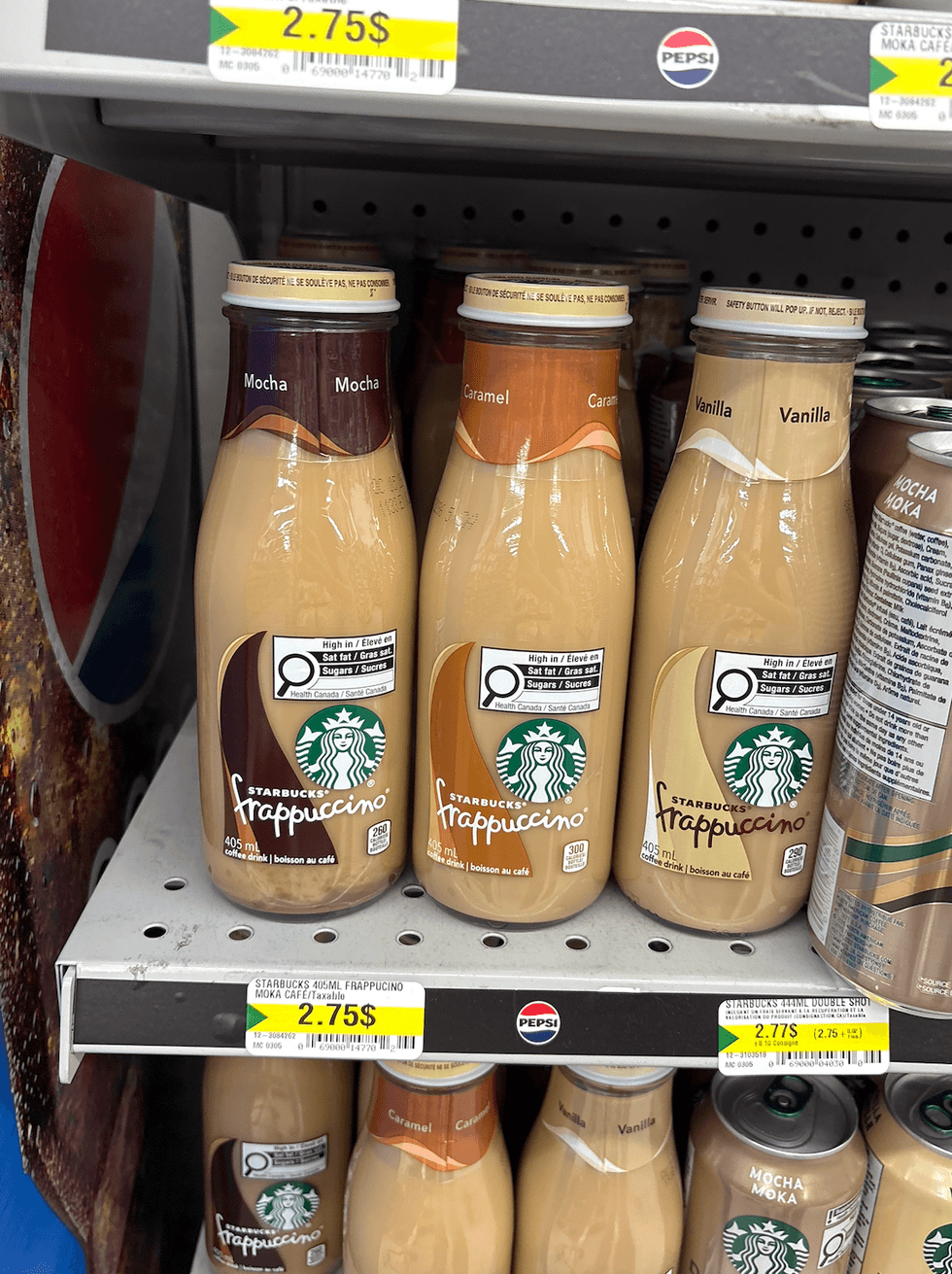 Frappuccino de Starbucks sur les tablettes du Dollarama.