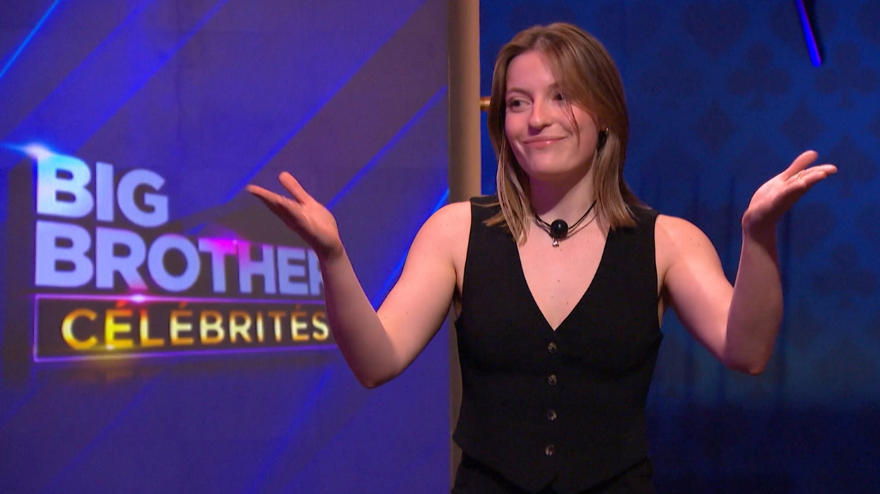 Frédérique Turgeon devant l'écran présentant le logo de Big Brother Célébrités.