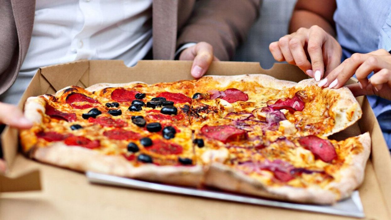 Friends share a pizza.