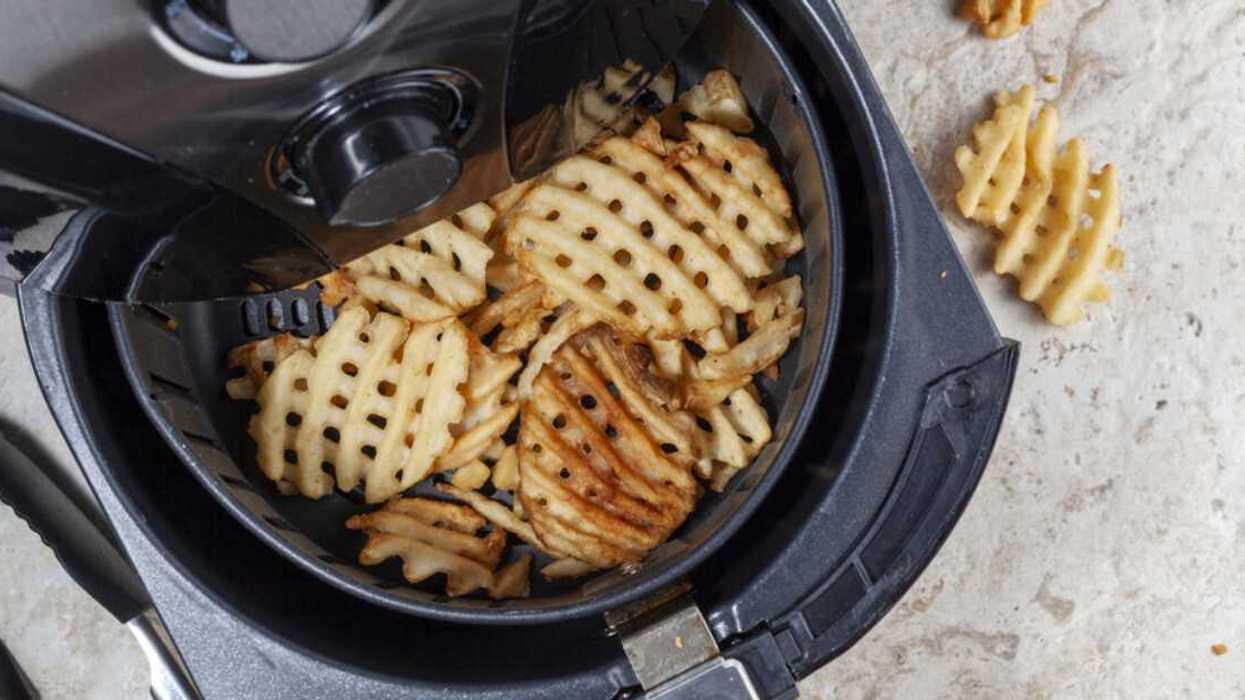 Friteuse à air cuisant des pommes de terre.