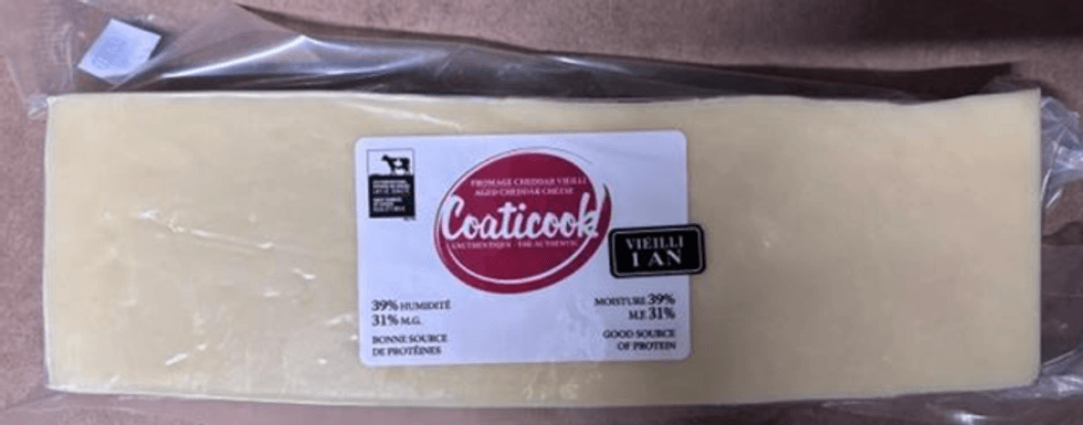 Fromage cheddar vieilli de marque Coaticook.