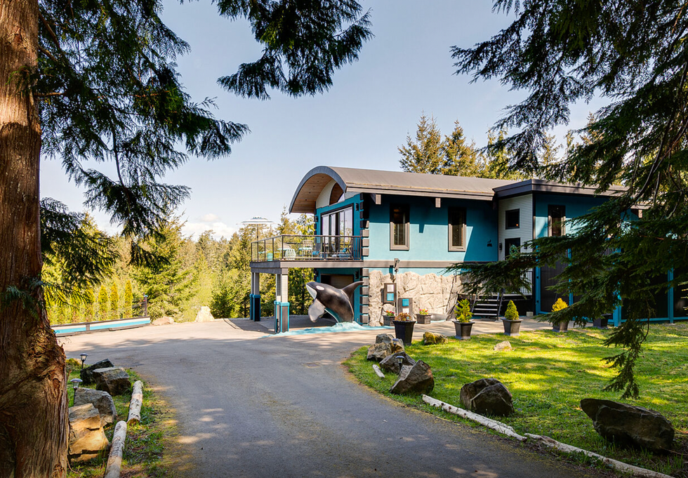 Front driveway to the home.