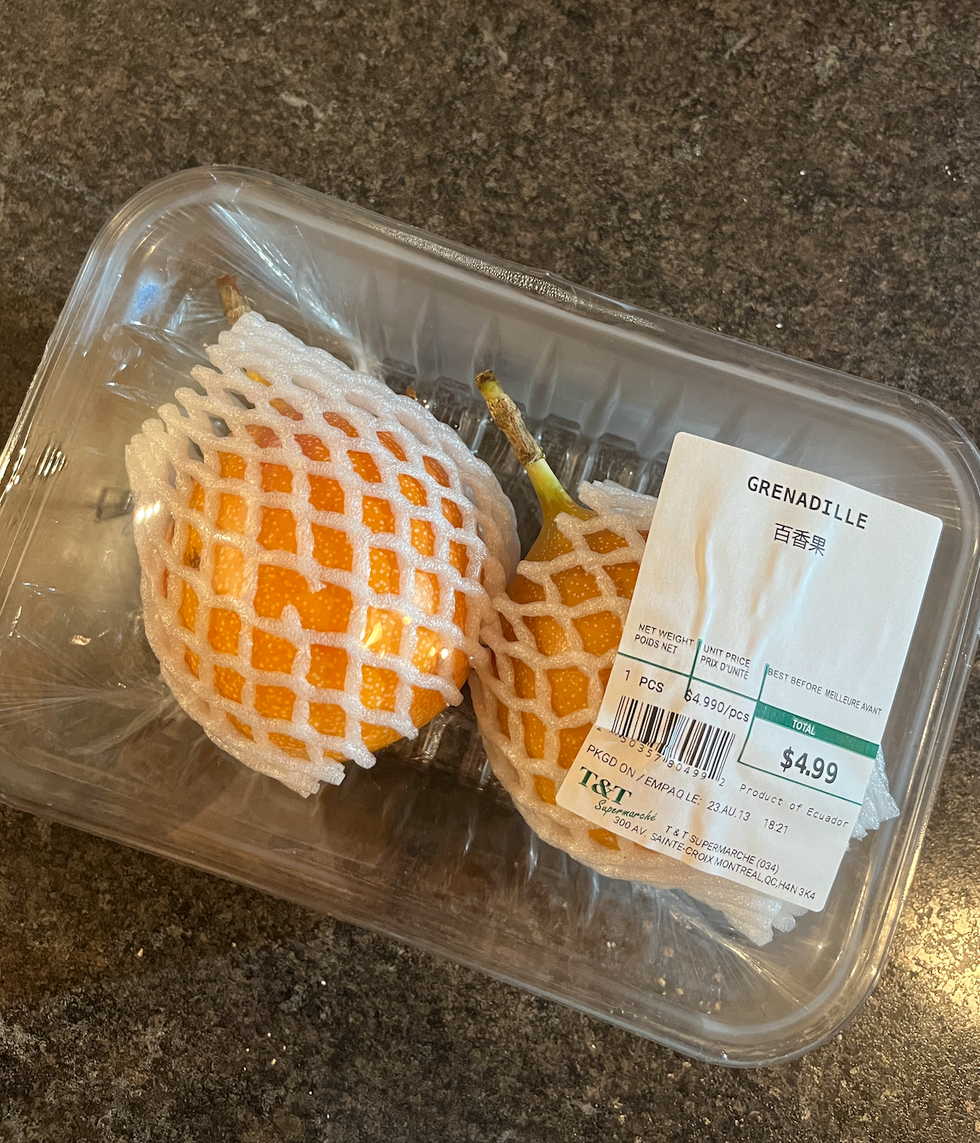 Fruits au march\u00e9 T&T \u00e0 Montr\u00e9al.