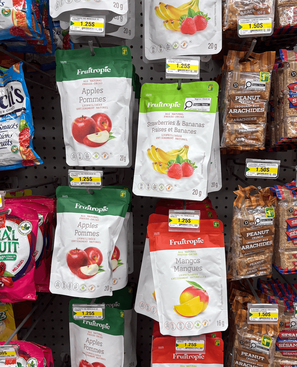 Fruits lyophilis\u00e9s sur les \u00e9tag\u00e8res du Dollarama.
