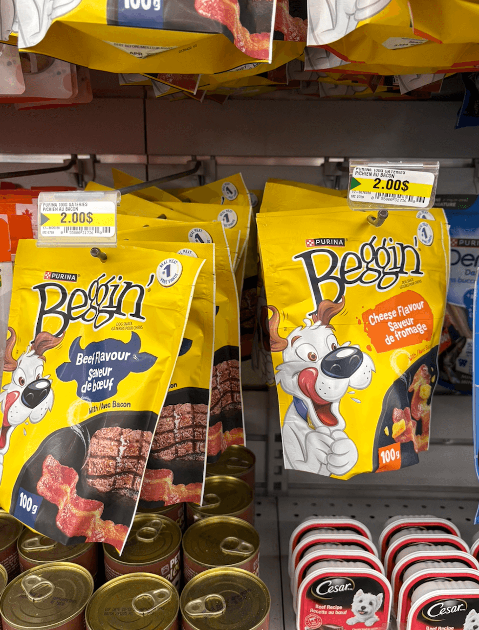 G\u00e2terie pour chiens Beggin' de la marque Purina sur les \u00e9tag\u00e8res du Dollarama.