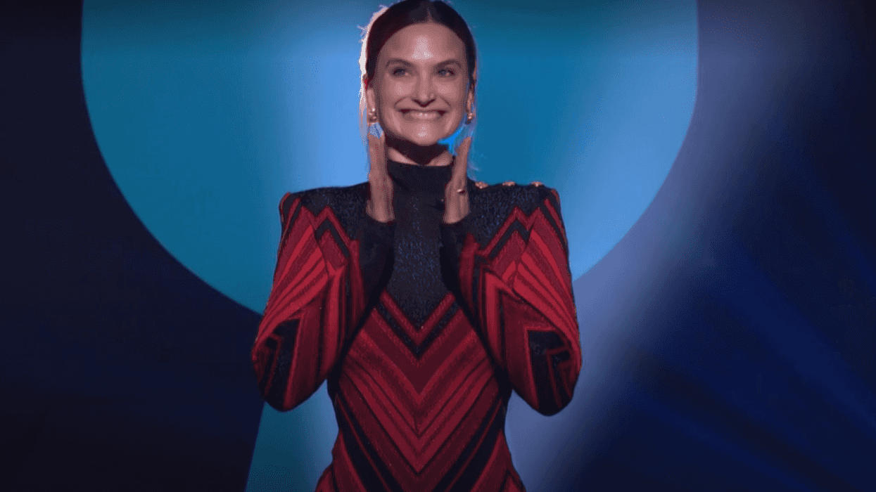 Gabrielle Côté porte une robe haute couture Balmain.