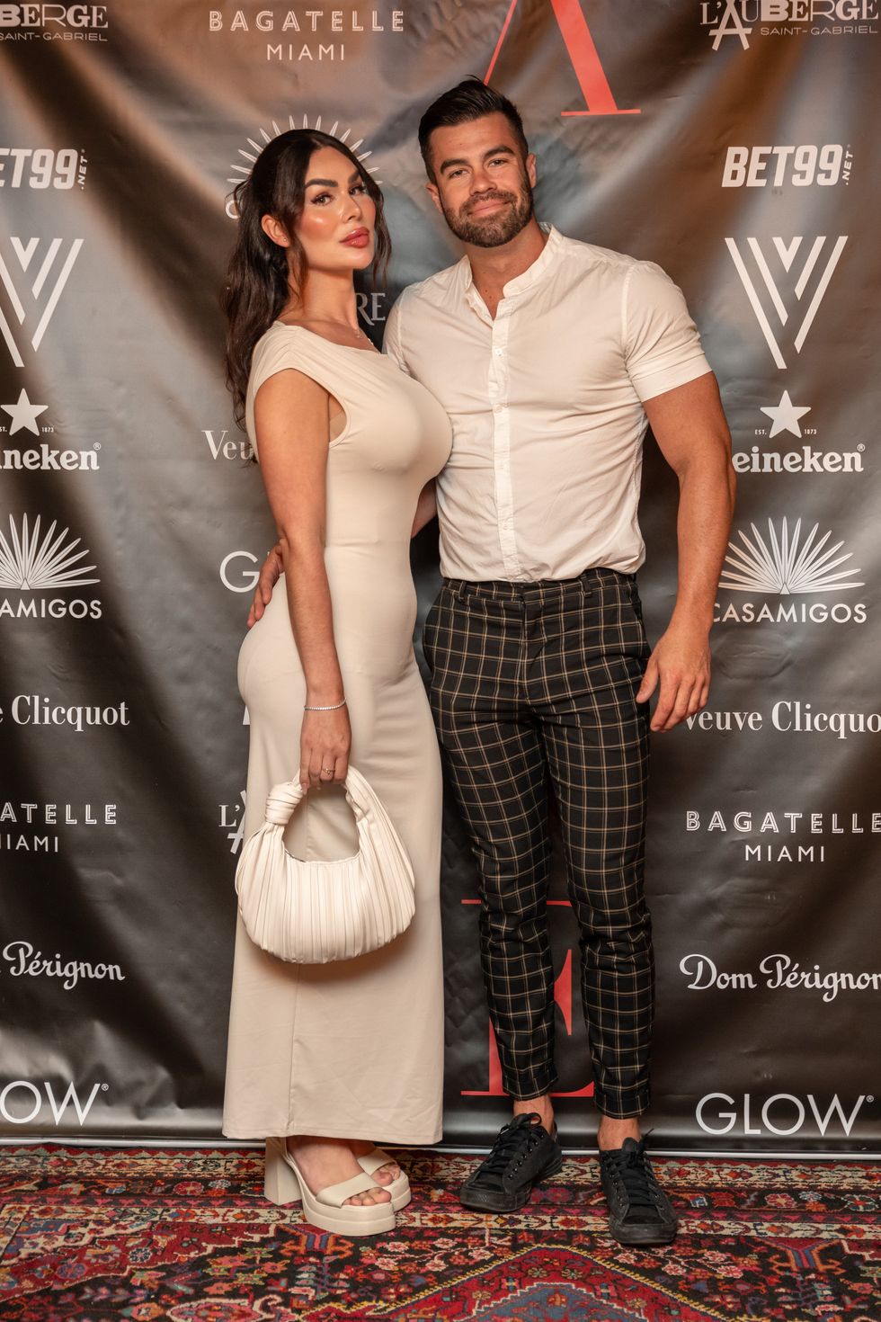 Gabrielle Marion et son copain au tapis rouge de L'Auberge Saint-Gabriel pour les festivit\u00e9s du Grand Prix de la F1.
