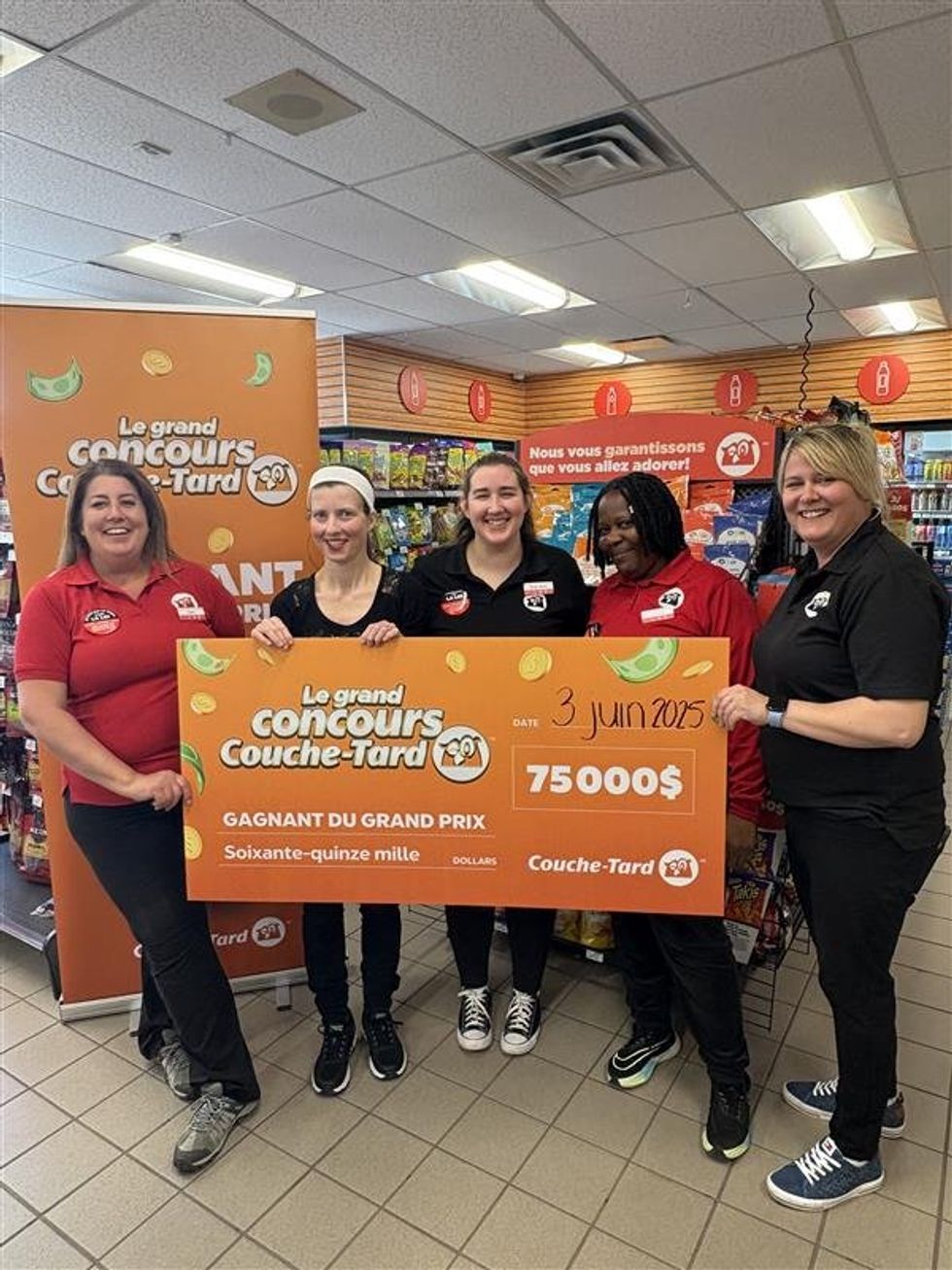 Gagnante entour\u00e9e de l\u2019\u00e9quipe Couche-Tard avec ch\u00e8que de 75 000 $, concours 2025.