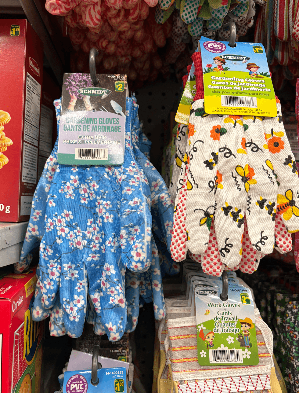 Gants de jardinage sur les \u00e9tag\u00e8re du Dollarama.