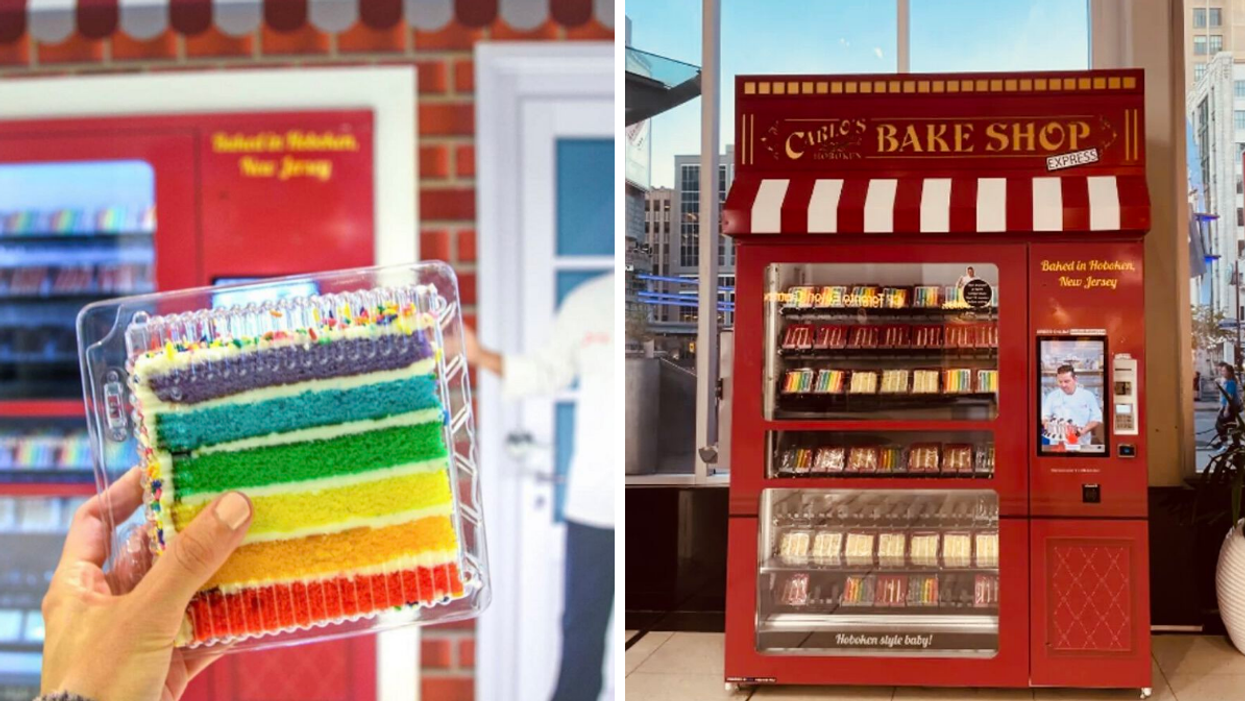 Gâteau de Carlo's Bakery. Droite : Machine distributrice Carlo's Bakeshop