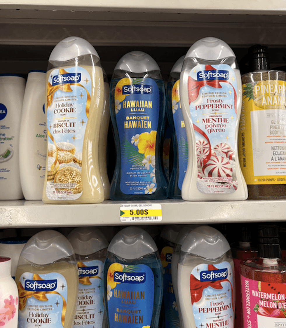 Gel douche hydratant de la marque Softsoap sur les tablettes du Dollarama.