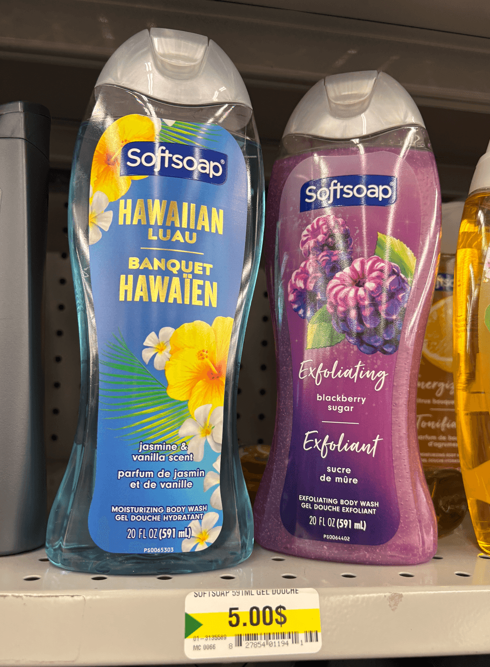 Gel douche Softsoap sur les tablettes du Dollarama.