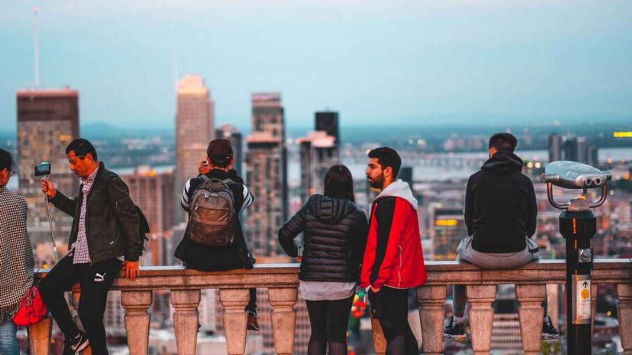 Gens qui observent la vue du belvédère Kondiaronk à Montréal.