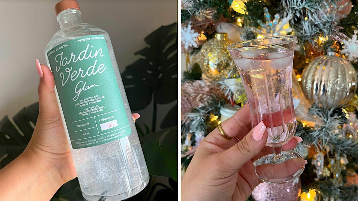 Gin Jardin Verde Glam dans une main. Droite : Cocktail rose et brillant devant un salon de Noël tenu dans une main.