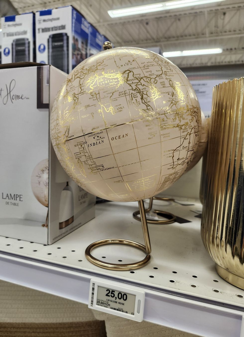 Globe rose dor\u00e9 d\u00e9coratif.